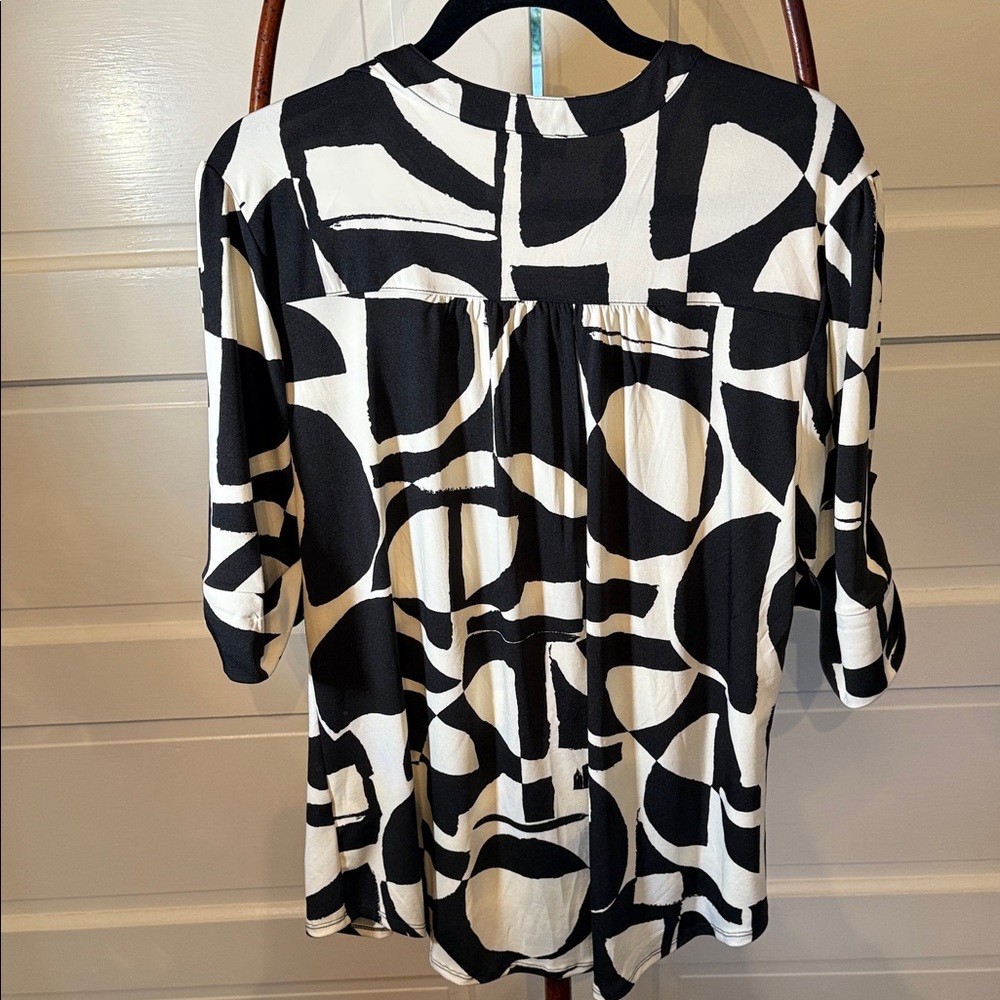 Cocomo Woman 1X Black White Abstract Blouse Rhinestone Detail Flowy Top - Picture 6 of 6
